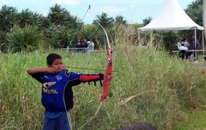 un jeune archer dans la nature